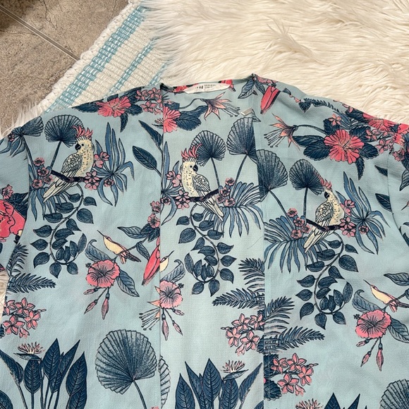 Girls H&M kimono/coverup etc - Picture 2 of 9